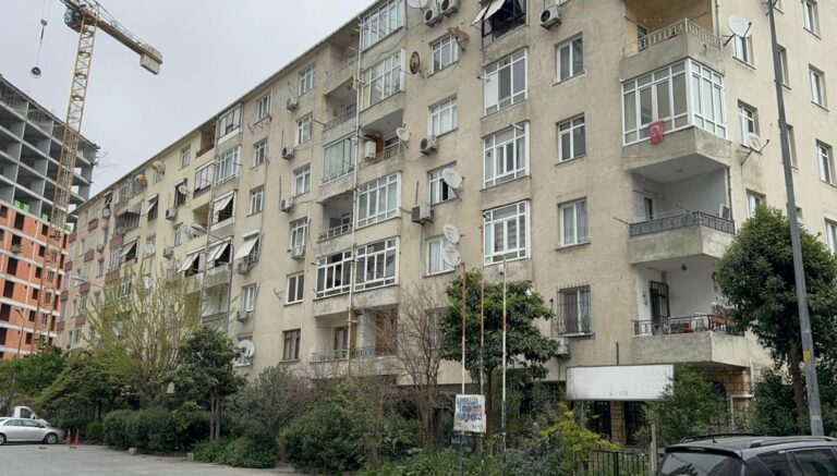 kucukcekmecede-deprem-sonrasi-muhurlenen-9-bina-bosaltildi-VQpSBAp8.jpg